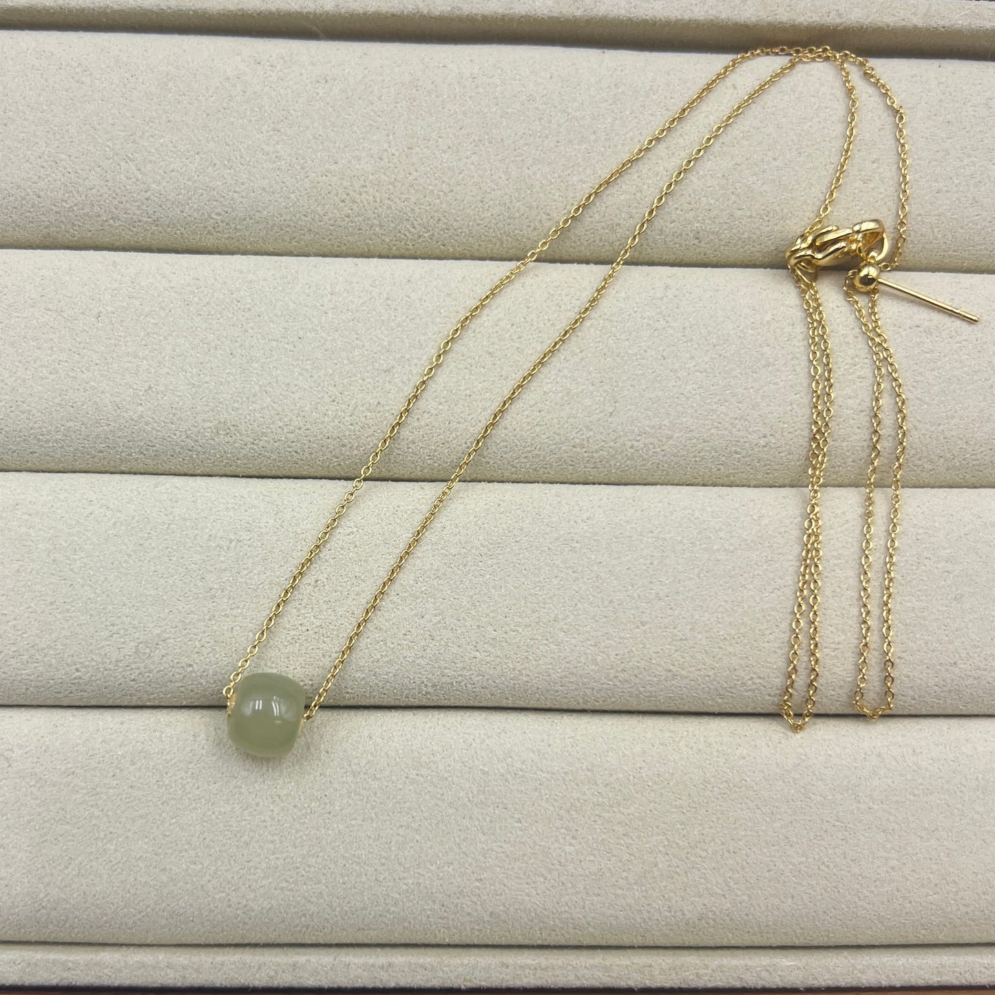 Honey Green Hetian Jade Lulu Au750 cap with free alloy chain