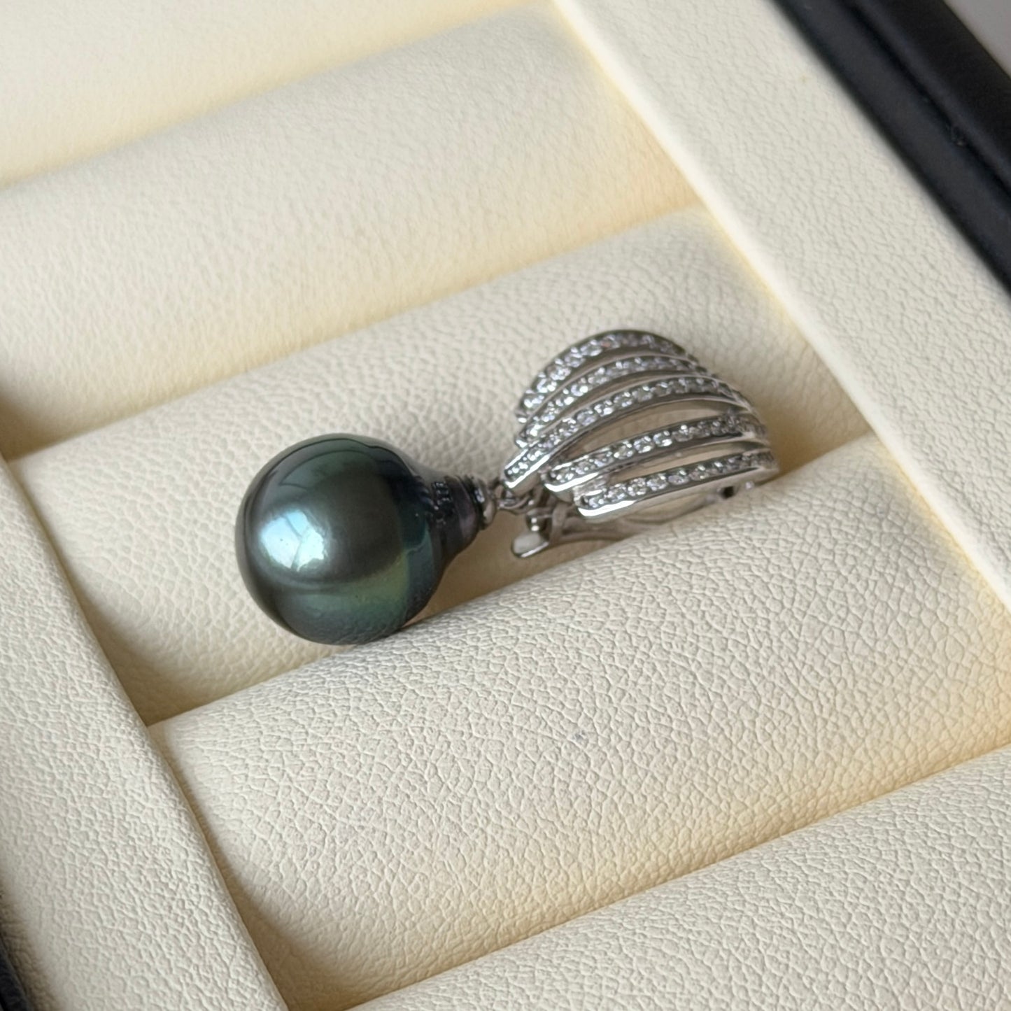 Luxury Shell Style Tear drop Black Tahitian Pearl Stunning luster detachable pendant s925 10.5-11mm